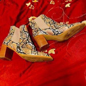 Perfect condition Vince Camuto Jentilly Snake Print Block Heel Booties size 7.5M